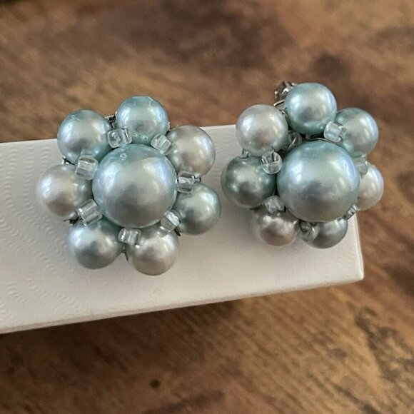 Vintage 1950s Icy Blue Faux Pearl Beaded Cluster Clip Earrings Mid Century Japan - Picture 9 of 12